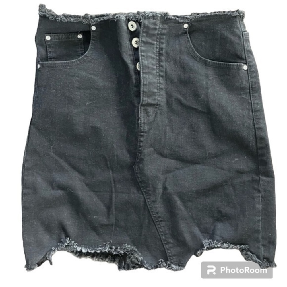 BOOHOO UK Raw‎ Hem Black Denim Skirt Button Fly Size 6
